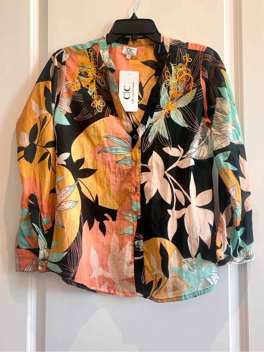Chic Connection Small Tropical Floral Embroidered Button Front Blouse NWT